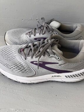 Brooks Womens Ariel 20 1203151B009 Gray Running Shoes Sneakers Size 8.5 D Wide